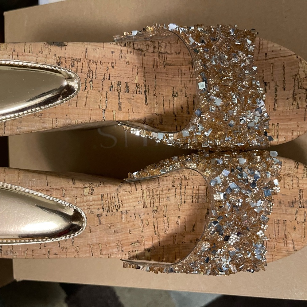 Elegant Gold and Silver Women's glitter Sandals - Picture 1 of 3